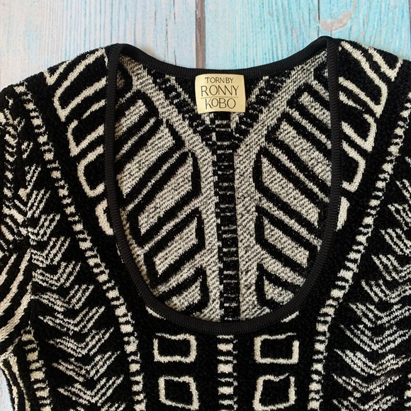 Stylish Black and White Patterned mini Dress - Picture 7 of 9